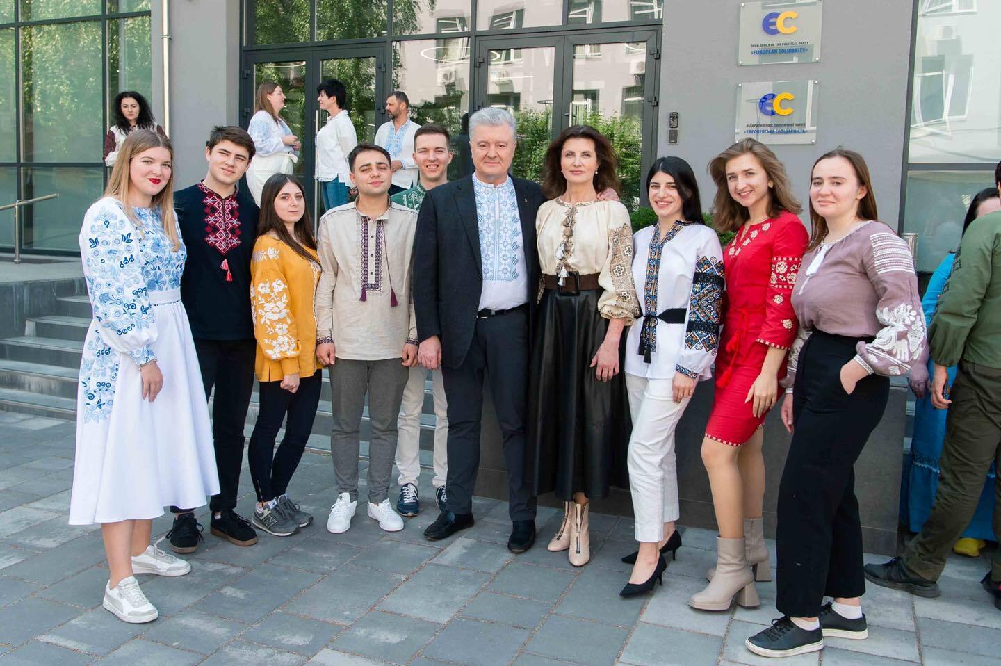 Вишиванка – це присяга на вірність Україні: Порошенко з командою показали фото в українських сорочках