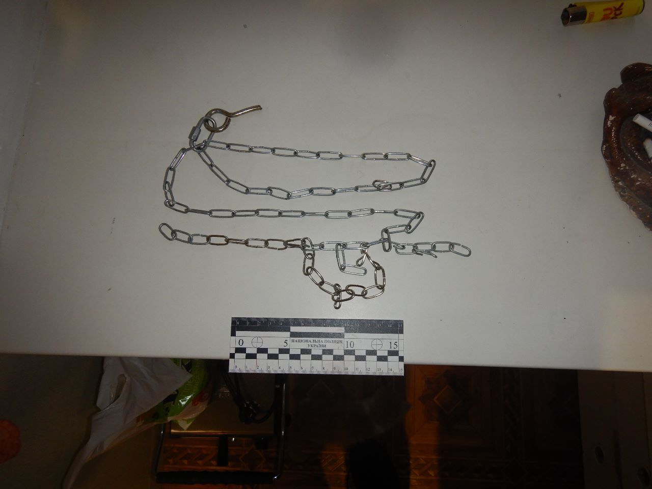 Прив’язував на ланцюг і бив по голові: у Нікополі затримали вітчима, який жорстоко знущався з 5-річного хлопчика