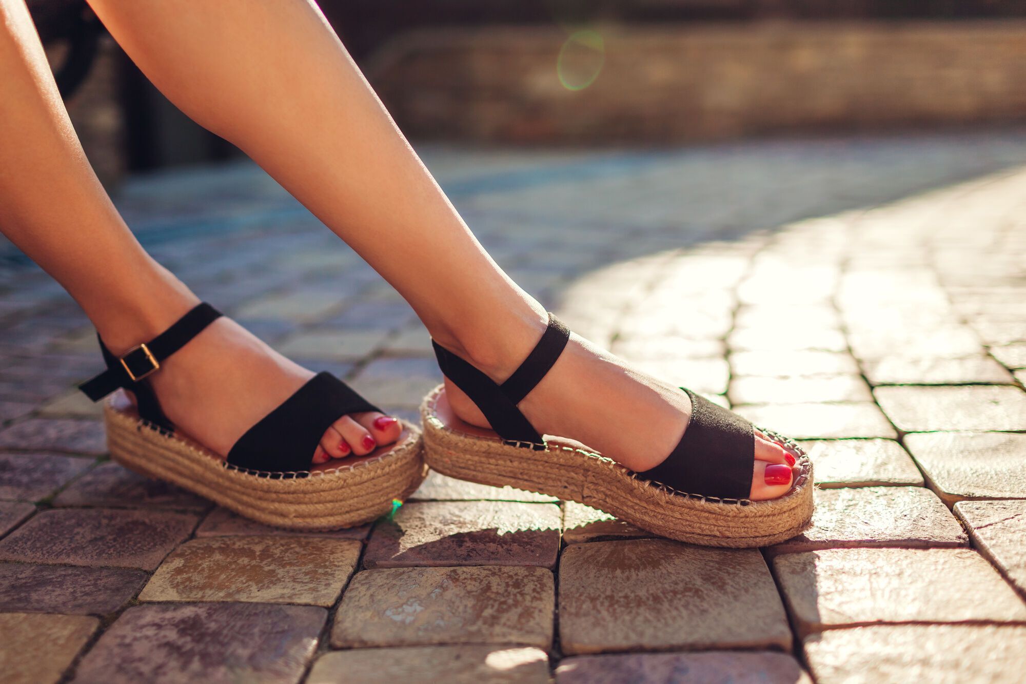 Для тих, хто любить комфорт: названо найкращі моделі "легкого" взуття на літо, яке поєднується з усім. Фото