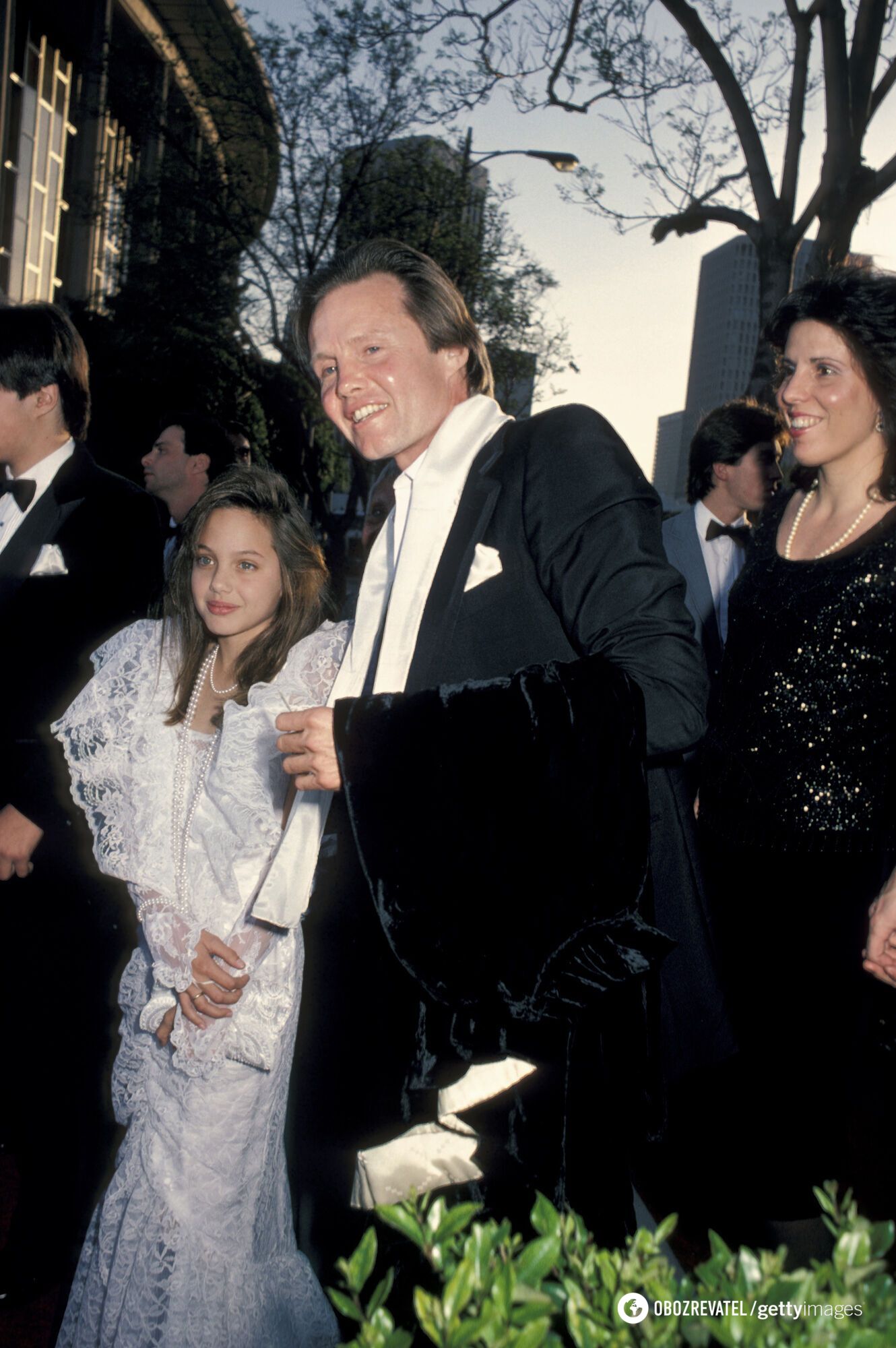 Джолі у мереживі і Портман у плюшевому кардигані: як виглядали зірки Голлівуду під час перших виходів на червону доріжку