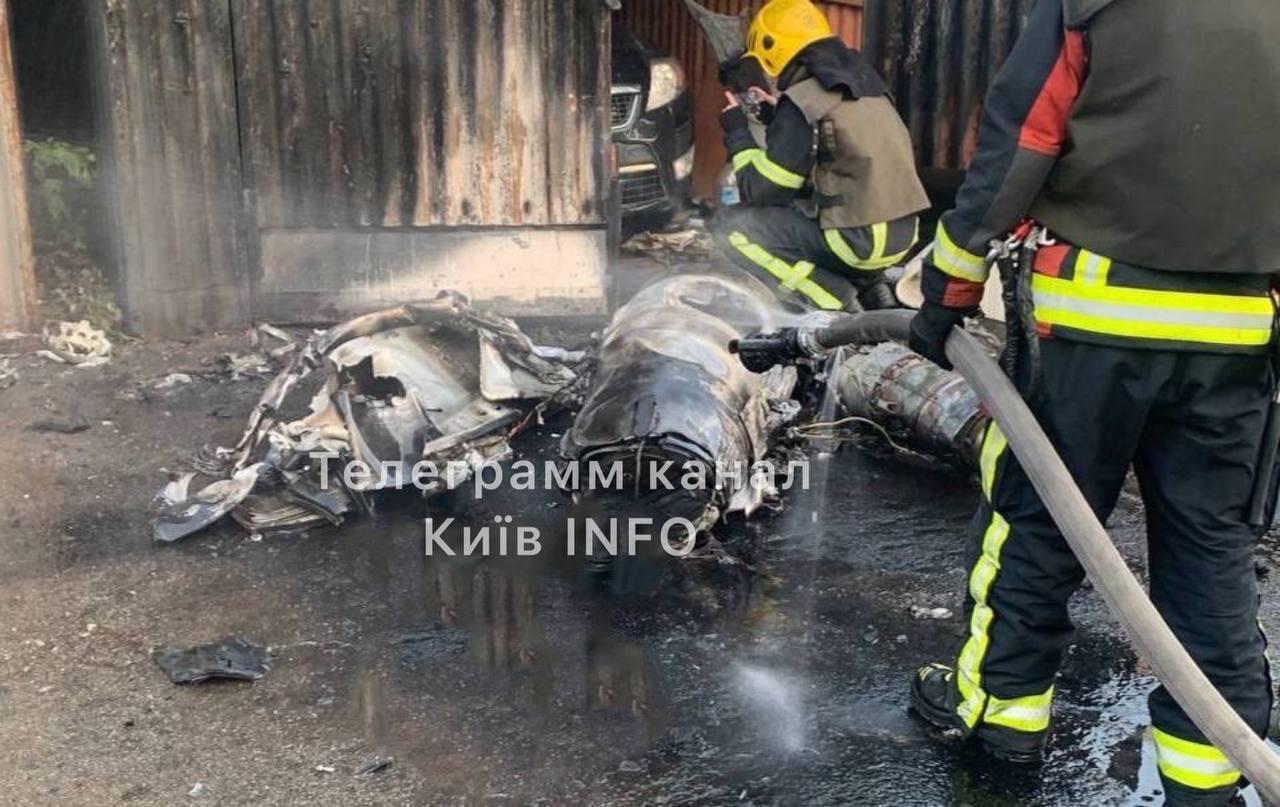 Оккупанты запустили по Киеву ракеты и дроны, все цели сбили силы ПВО: из-за падения обломков возник пожар