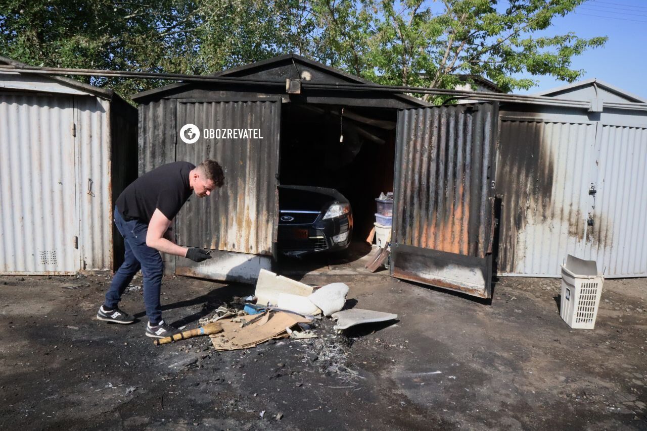 Пошкоджено гараж та автомобіль: з'явились фото наслідків падіння уламків ракети на Позняках у Києві