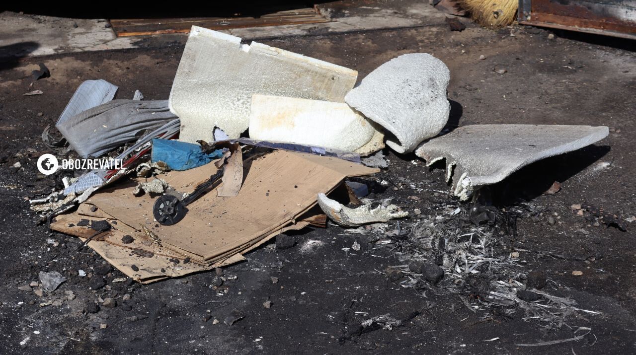 Поврежден гараж и автомобиль: появились фото последствий падения обломков ракеты на Позняках в Киеве