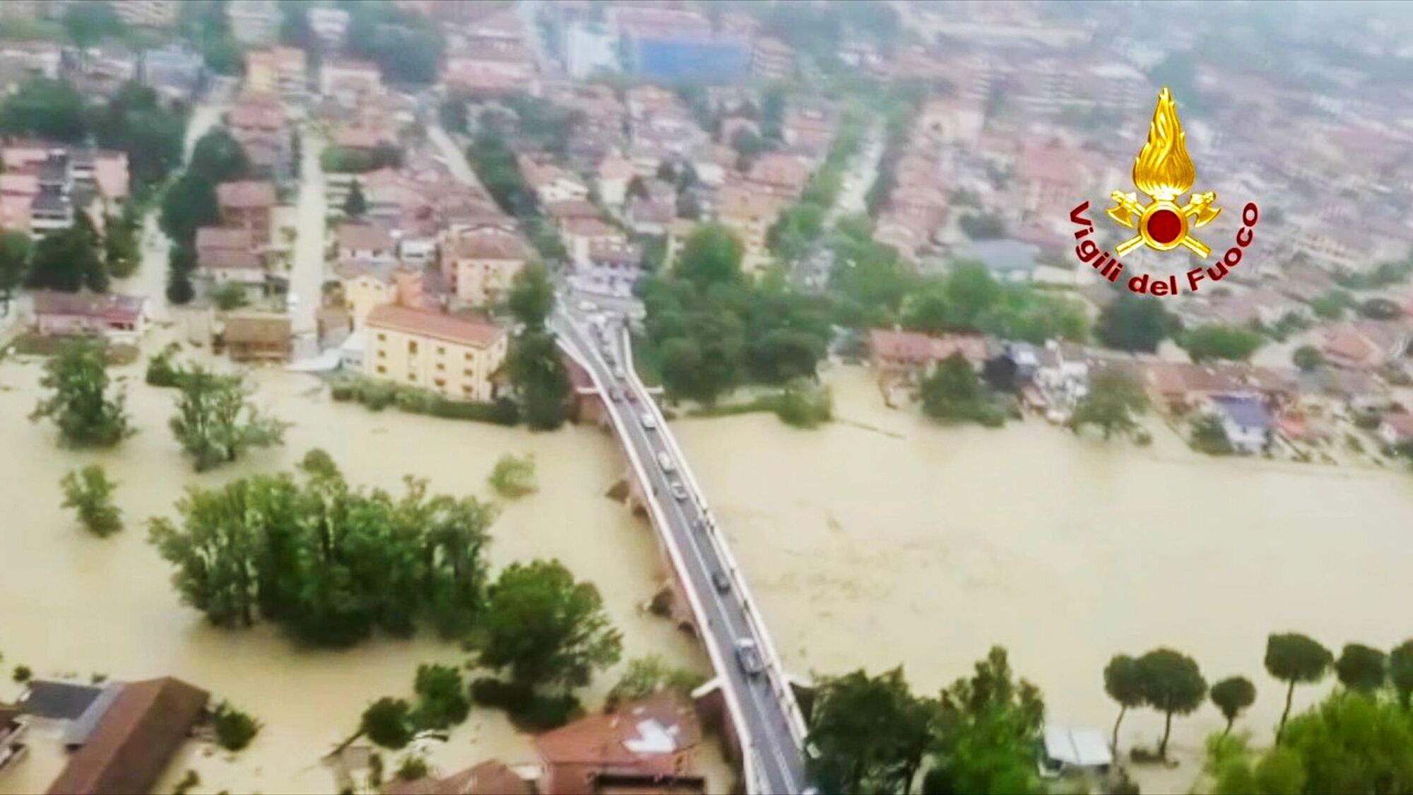 Італію накрила руйнівна повінь: є загиблі, тисячі людей евакуйовані. Фото та відео