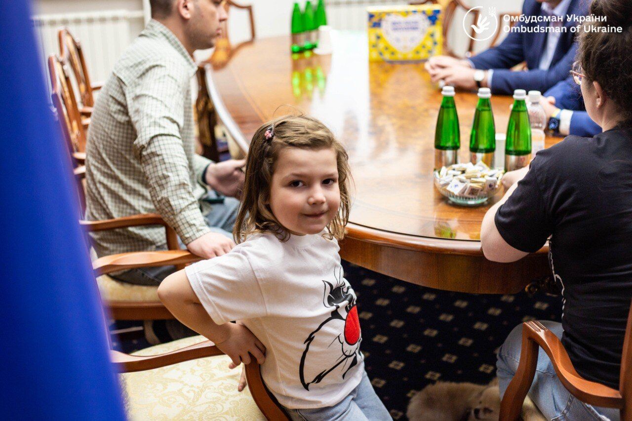 Из РФ удалось вернуть ребенка попавших в плен защитников Мариуполя: семья воссоединилась в Украине. Фото