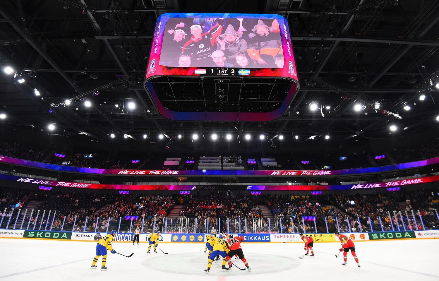 На ЧС із хокею фаната змусили зняти майку з написом "Росія", викликавши істерику в Держдумі