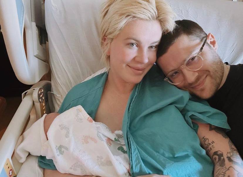 Донька Алека Болдвіна вперше стала мамою та показала щасливе фото з чоловіком і малюком