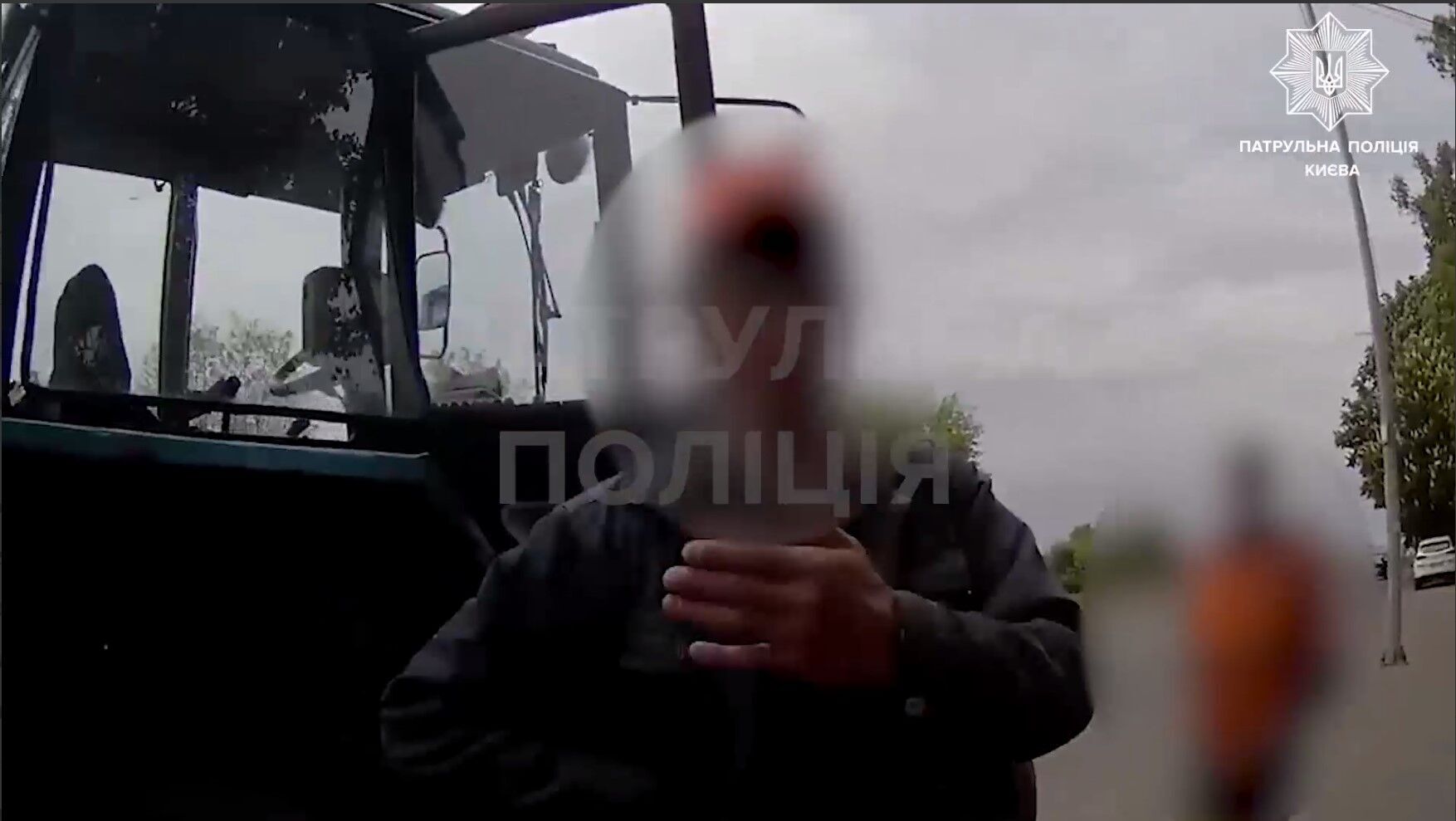 Так это капуста кислая: в Киеве тракторист оригинально объяснил, почему у него были признаки опьянения. Видео