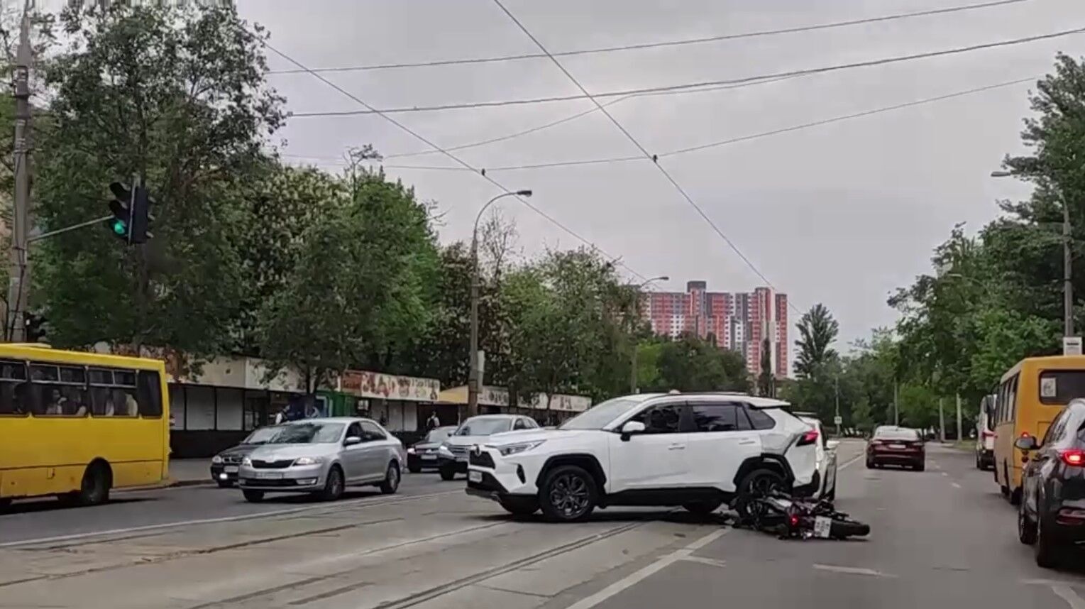 В Киеве из-за ДТП с участием мотоцикла и легковушки было заблокировано движение трамваев. Фото и видео