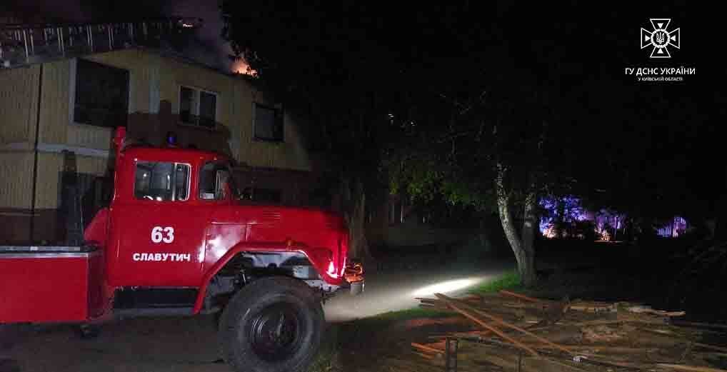 На Київщині внаслідок пожежі з гуртожитку евакуювали 50 осіб: є постраждалі. Фото
