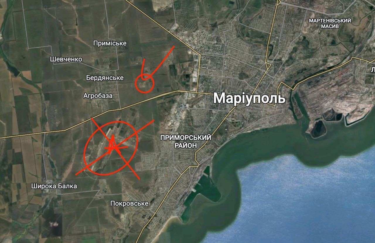 Біля окупованого Маріуполя сталася потужна "бавовна": були прильоти в районі аеропорту. Фото й відео