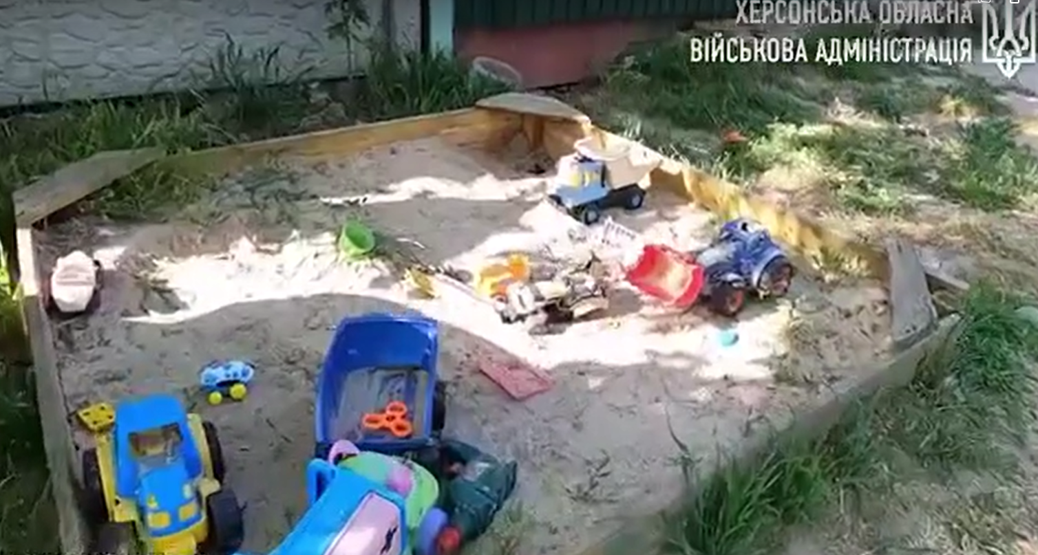 У Херсоні російський снаряд убив хлопчика на дитячому майданчику: загинув і дідусь дитини