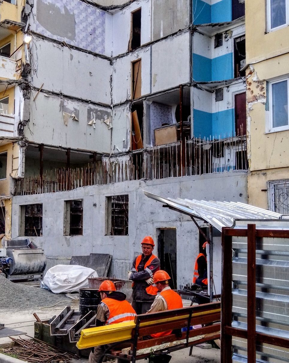 Без роботи, з високими цінами та у зруйнованих квартирах: як живе Маріуполь через рік після приходу російської армії