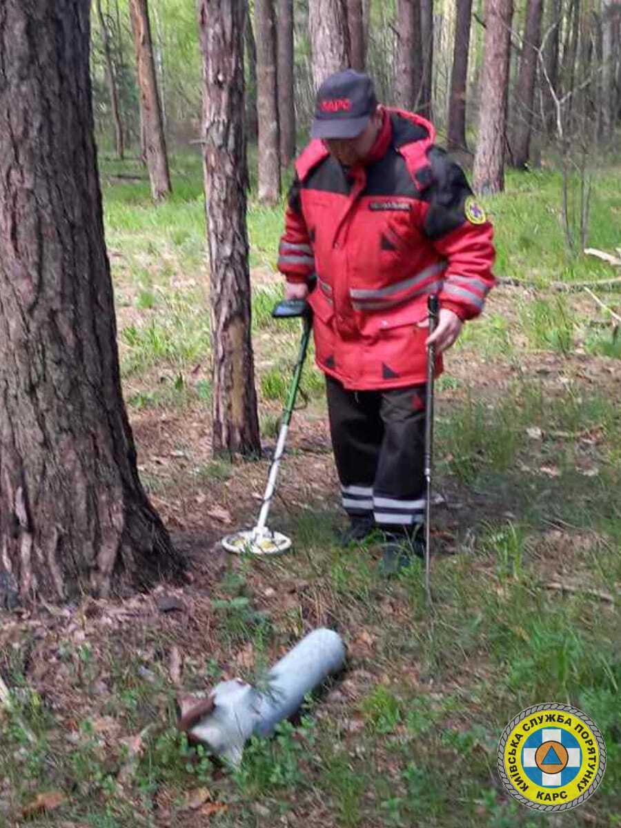 В одном из районов Киева обнаружили остатки боеприпасов от "Градов". Фото