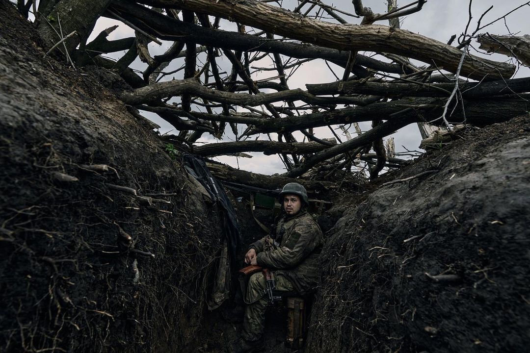 До позицій ворога 200 метрів: фотограф показав, як воюють бійці 53-ї бригади ЗСУ. Фото