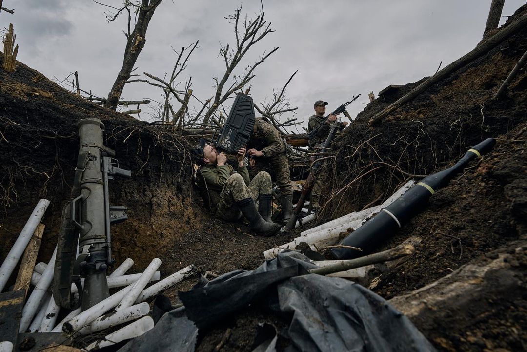 До позицій ворога 200 метрів: фотограф показав, як воюють бійці 53-ї бригади ЗСУ. Фото