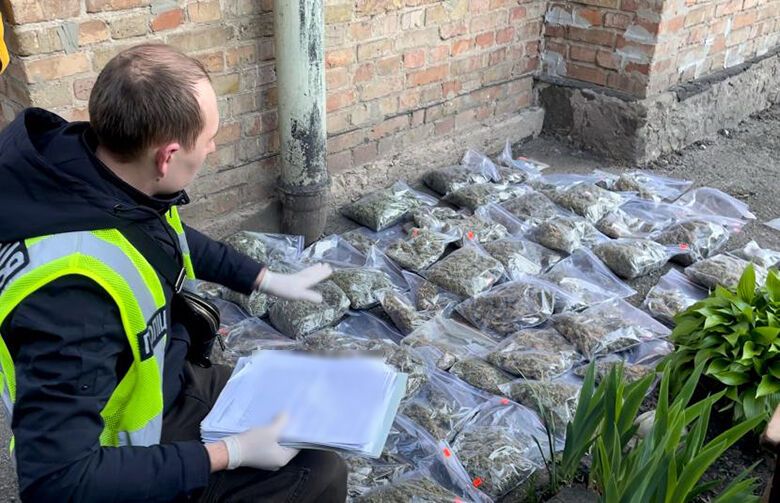 В Киеве мужчина устроил дома наркопритон: у него изъяли каннабис на 2 млн грн. Фото и видео