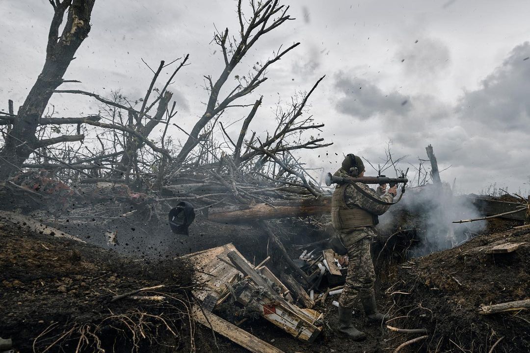 К позициям врага 200 метров: фотограф показал, как воюют бойцы 53-й бригады ВСУ. Фото