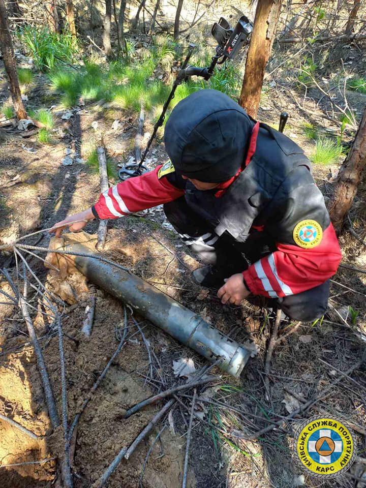 В одном из районов Киева обнаружили остатки боеприпасов от "Градов". Фото