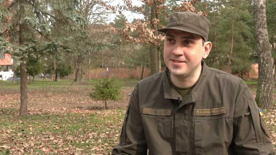 "Хотелось верить, что это не кровь": раненый нацгвардеец больше суток держал позицию на Луганщине. Видео