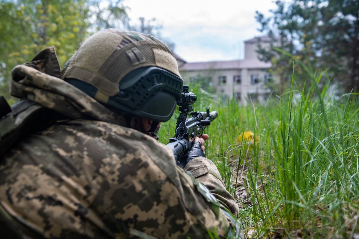 Зачистка будинків і евакуація поранених: Наєв показав тактичну підготовку ЗСУ в міських умовах. Фото