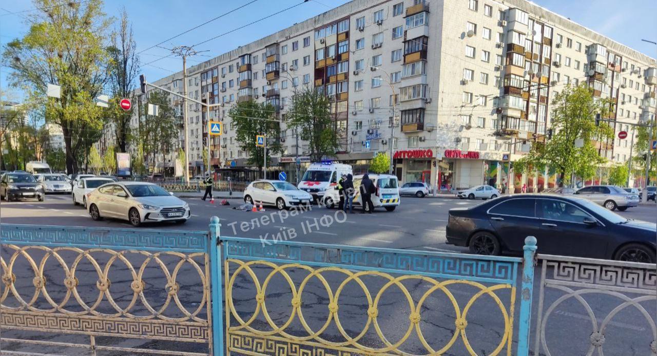 У Києві на Печерську легковик збив на смерть пішохода. Фото