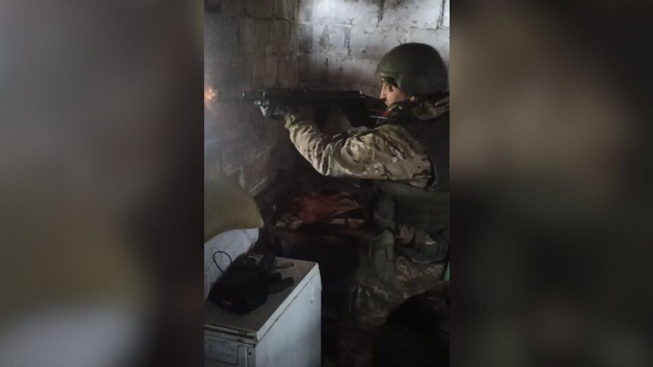 "Хотелось верить, что это не кровь": раненый нацгвардеец больше суток держал позицию на Луганщине. Видео