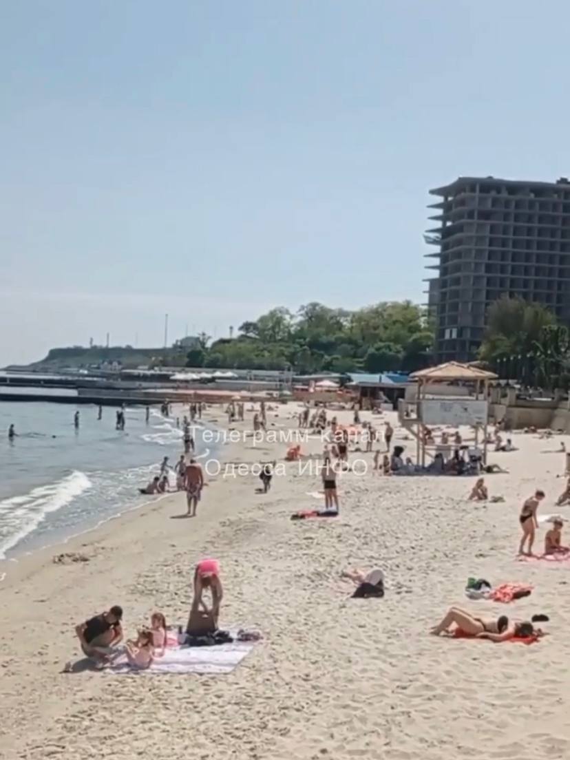 Сезон відкритий: в Одесі люди масово відпочивають на пляжах, попри заборону влади. Фото