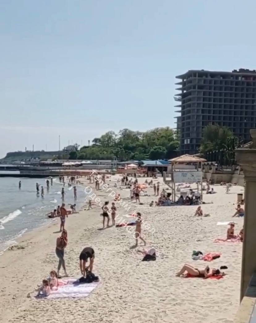 Сезон відкритий: в Одесі люди масово відпочивають на пляжах, попри заборону влади. Фото
