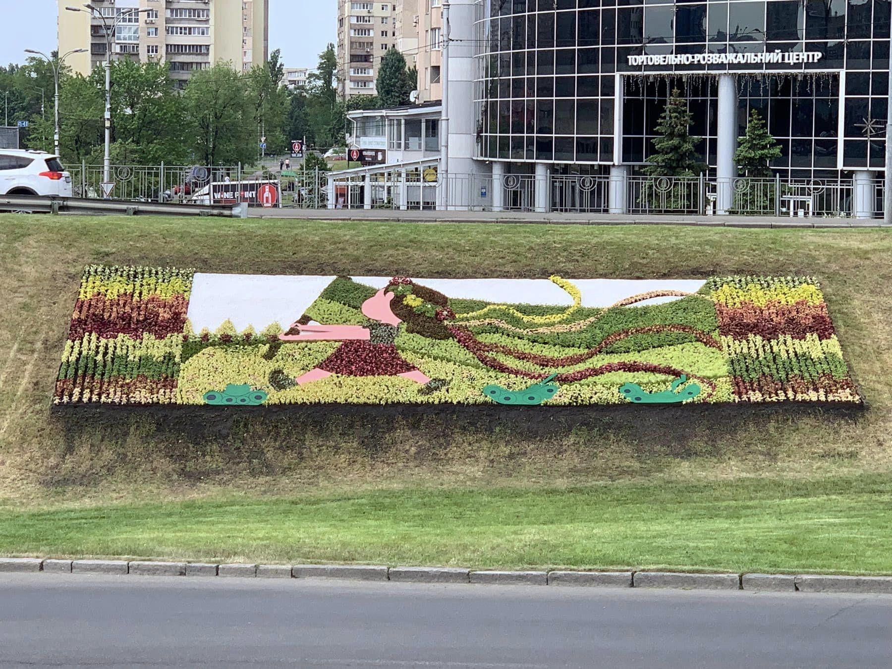 В Киеве появилось патриотическое цветочное панно "Вперед к победе": где увидеть красоту. Фото и видео