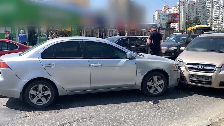 В Киеве мужчина избил водителя, угнал его авто и попал в ДТП. Фото и видео