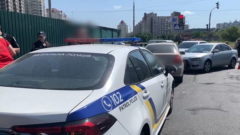У Києві чоловік побив водія, викрав його авто та потрапив у ДТП. Фото і відео