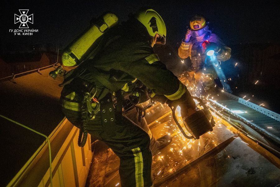 В ГСЧС показали последствия ночной атаки российскими дронами на Киев. Фото и видео