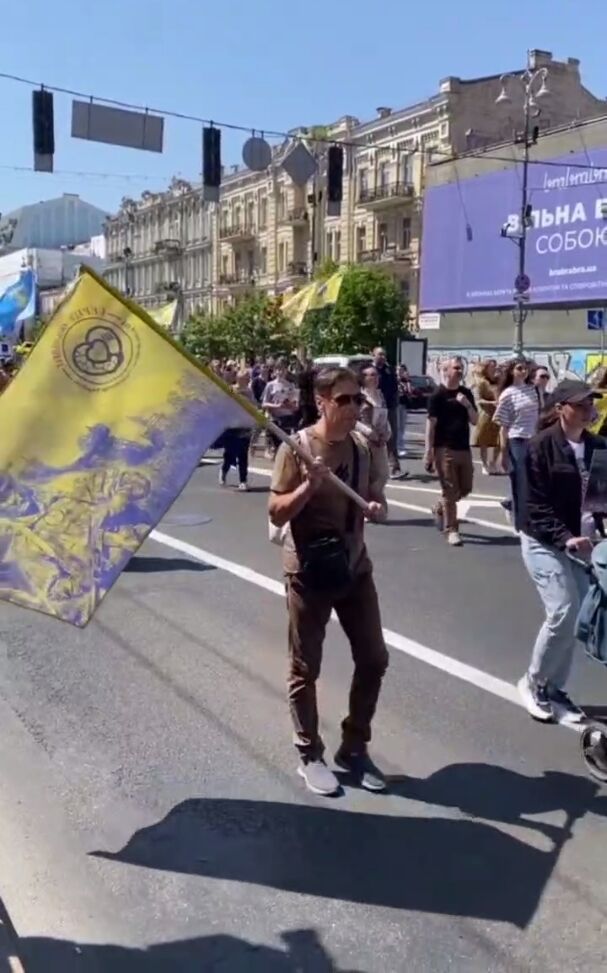 У центрі Києва влаштували ходу на честь захисників Маріуполя. Відео