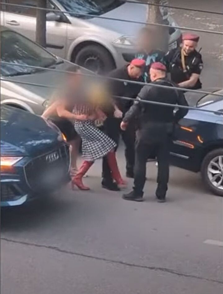 В Киеве пьяная пассажирка легковушки напала на полицейского: у ее спутника нашли наркотики. Видео