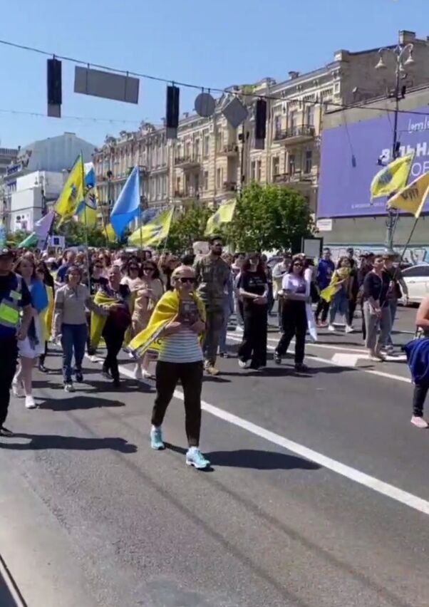 У центрі Києва влаштували ходу на честь захисників Маріуполя. Відео