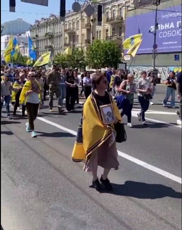 В центре Киева устроили шествие в честь защитников Мариуполя. Видео