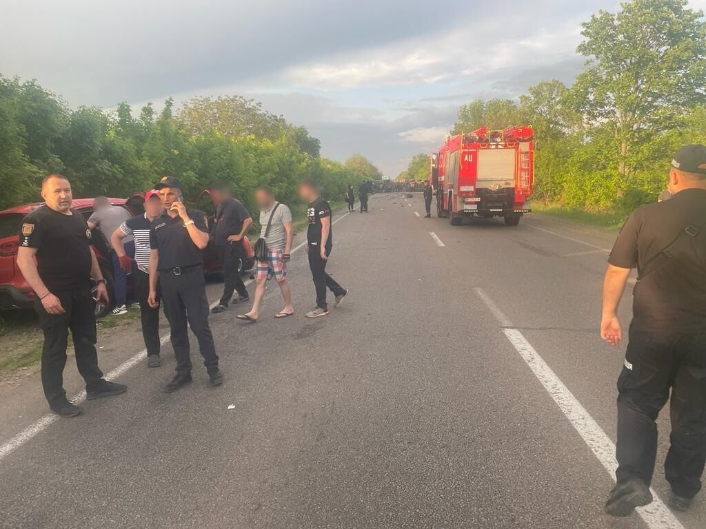 В Одесской области перевернулась фура: дорога заблокирована, есть пострадавшие. Фото и видео