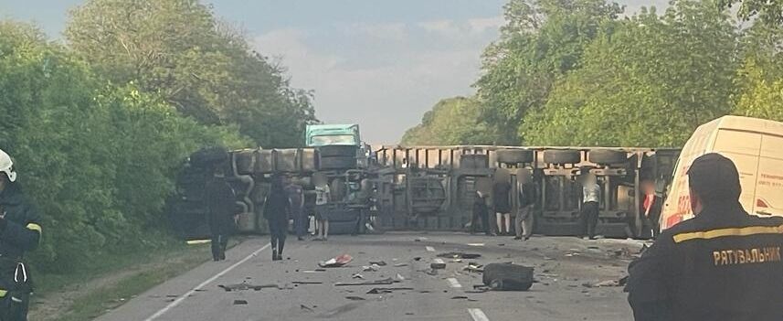 В Одесской области перевернулась фура: дорога заблокирована, есть пострадавшие. Фото и видео