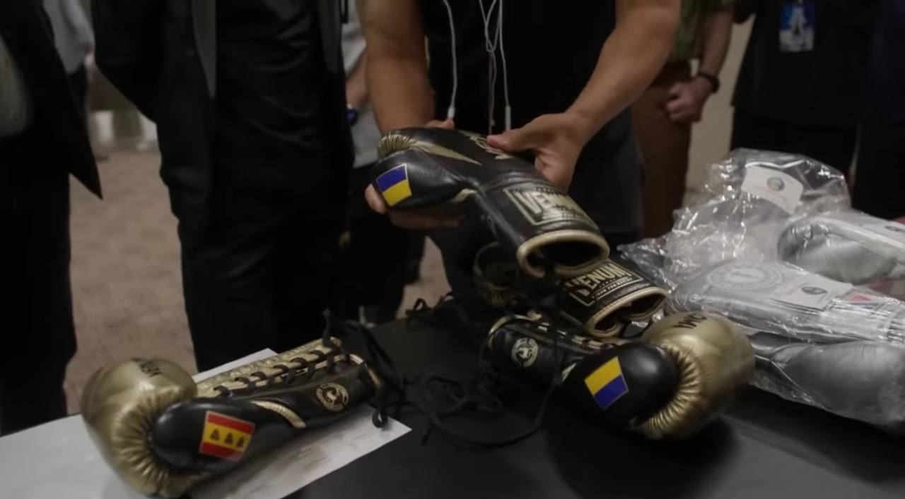 Не України. Ломаченко показав другий прапор на рукавичках, в яких битиметься з Хейні