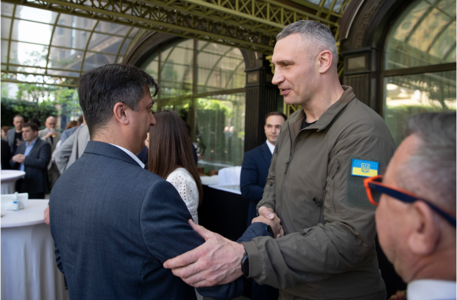 Кличко з дипломатами відкрили на Михайлівській площі фотовиставку "Київ. Незламне серце Європи"