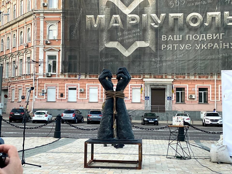 У Києві встановили інсталяцію на честь стійкості захисників "Азовсталі", які в полоні. Фото