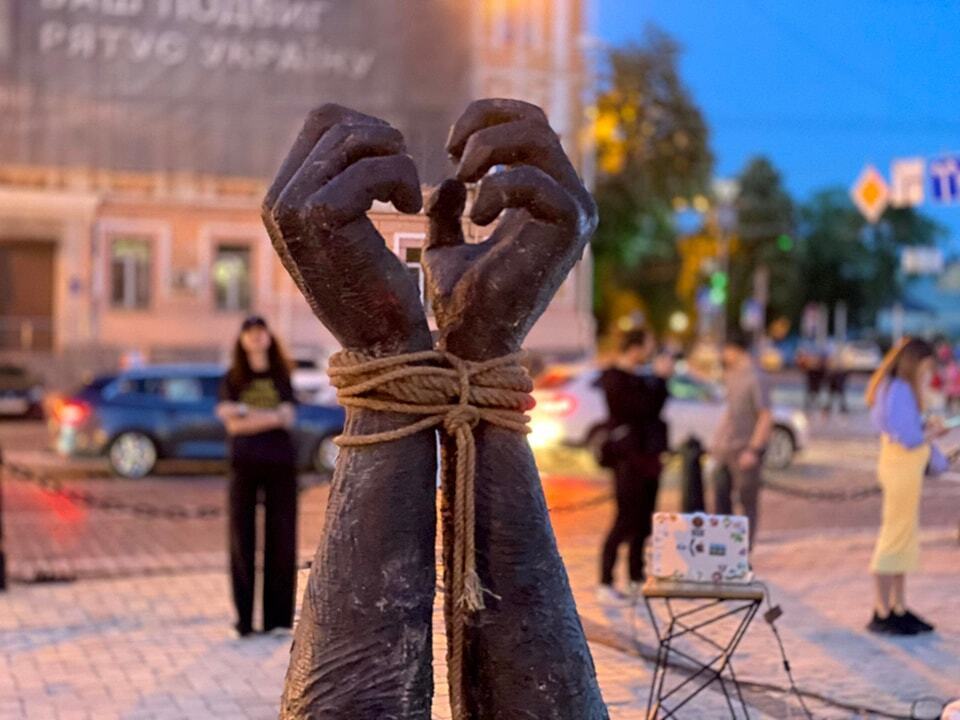 В Киеве установили инсталляцию в честь стойкости защитников "Азовстали" в плену. Фото
