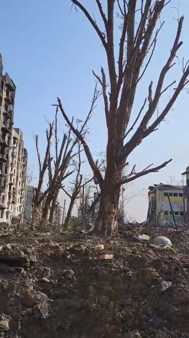Розбиті будівлі і звуки вибухів: президентська бригада показала кадри із Бахмута. Відео