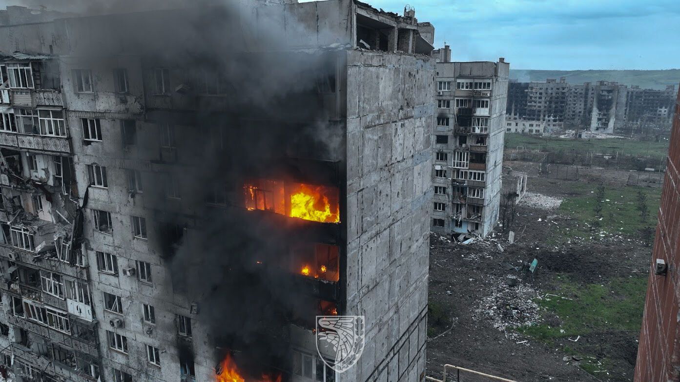 "Так гибнет Бахмут": в ВСУ показали кадры города под обстрелами