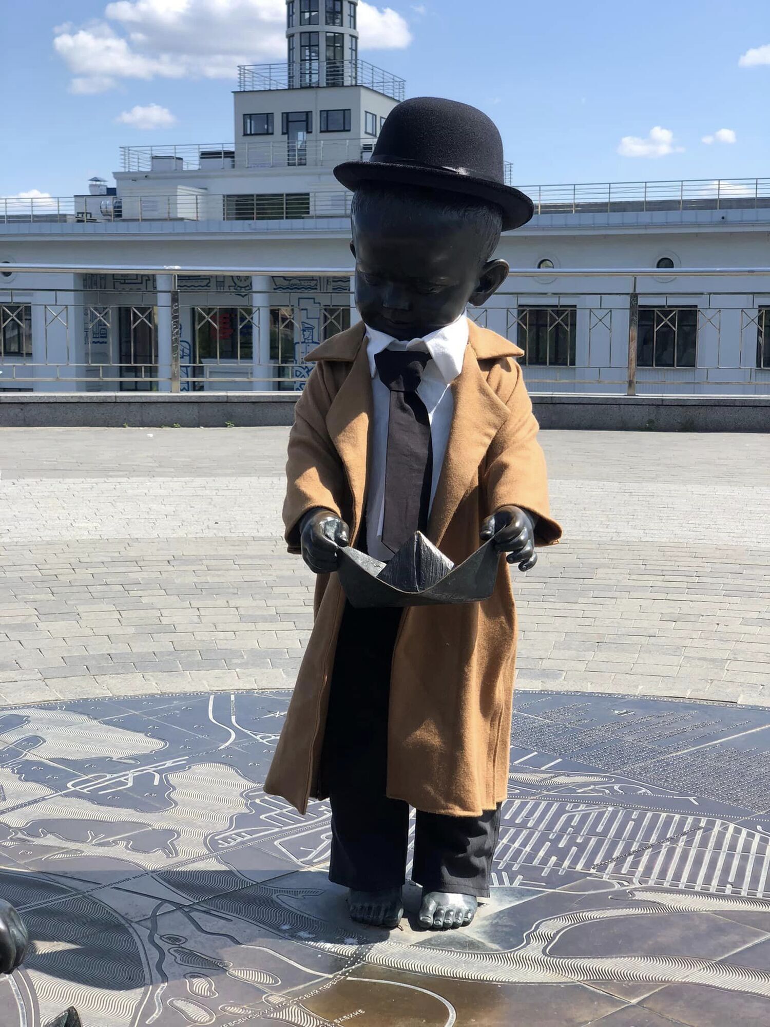 У столиці малюків-засновників Києва переодягли на честь відомих персонажів Артура Конана Дойла. Фото