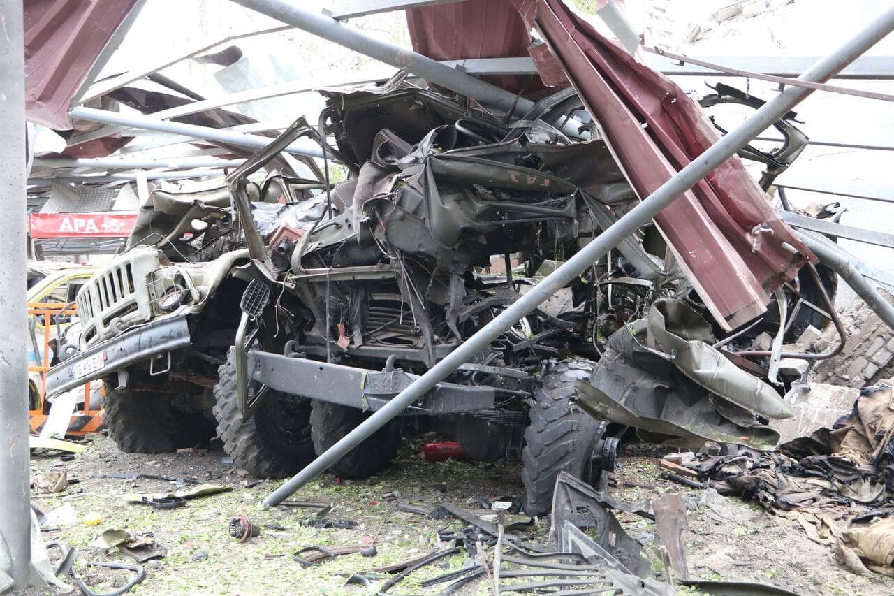Над Днепропетровщиной ночью сбили 15 дронов и четыре ракеты, но есть прилеты и разрушения: пострадали восемь человек. Фото