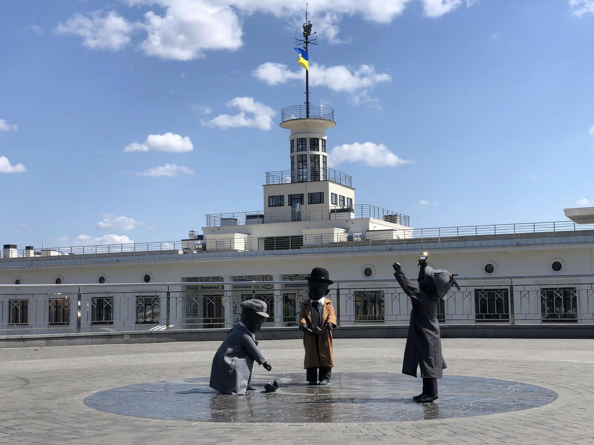 У столиці малюків-засновників Києва переодягли на честь відомих персонажів Артура Конана Дойла. Фото