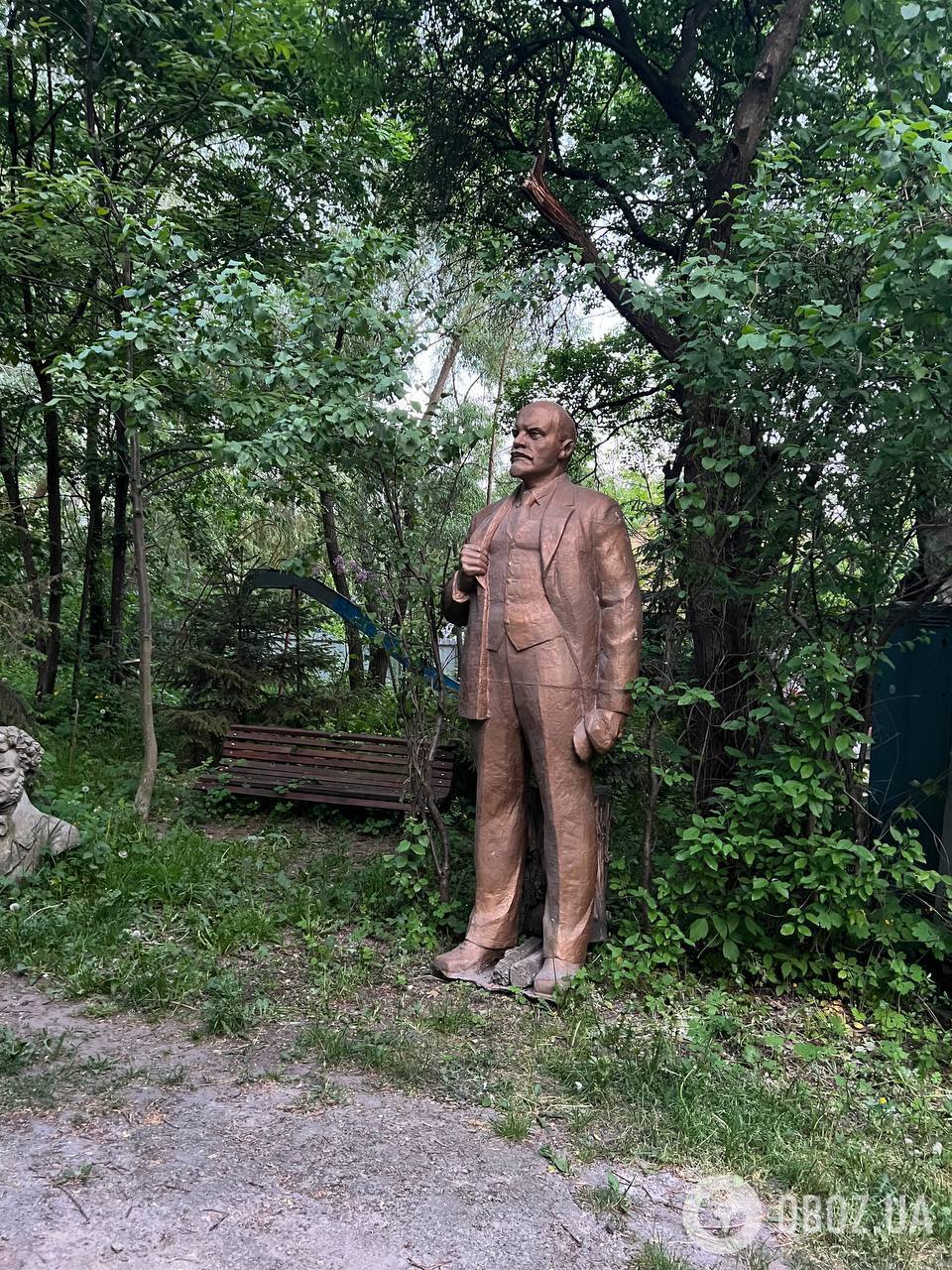 У Києві існує ціле "кладовище" бюстів Леніна та інших радянських діячів. Фото та відео