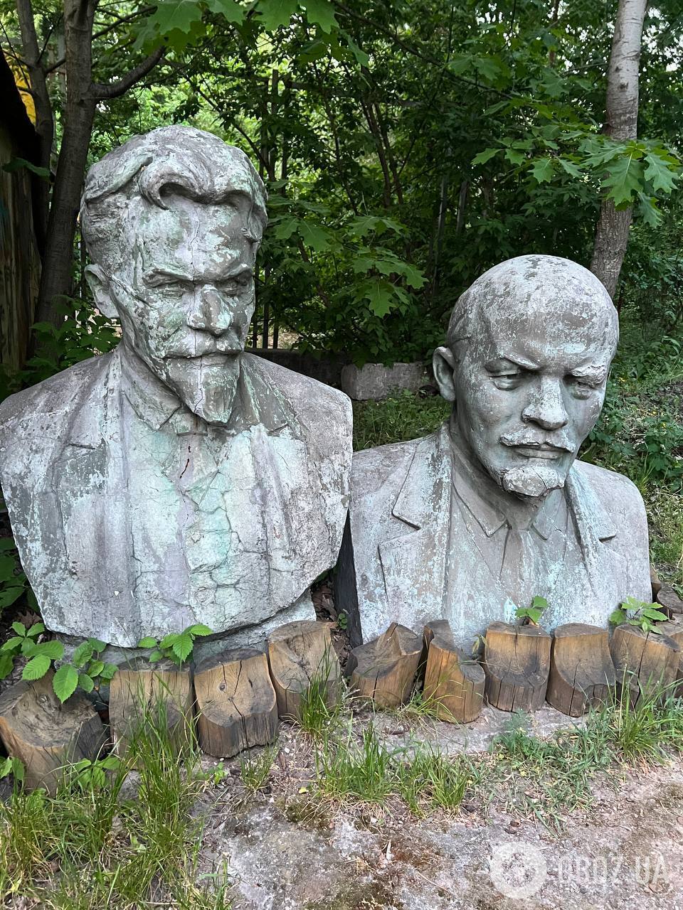 У Києві існує ціле "кладовище" бюстів Леніна та інших радянських діячів. Фото та відео